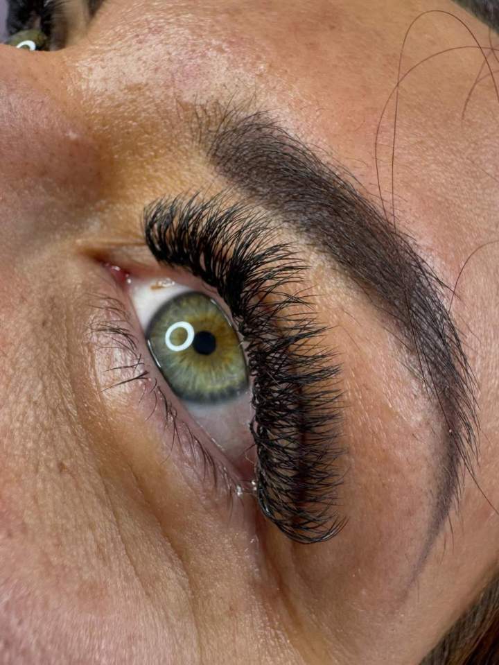 Regard intense, volume sur mesure.