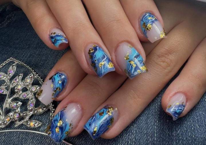 Ongles naturels, finition parfaite.