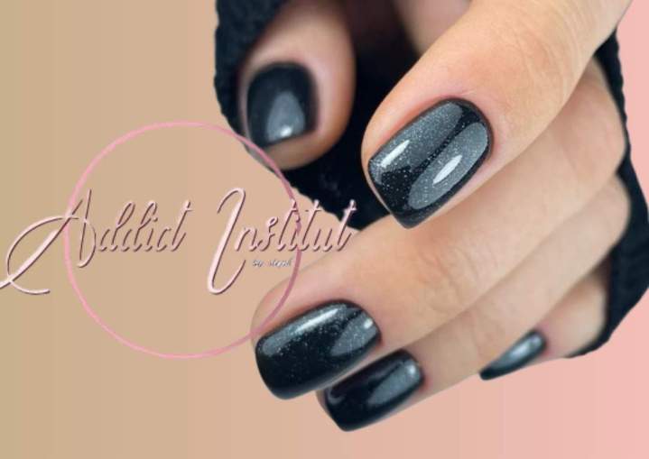 Ongles naturels, finition parfaite.